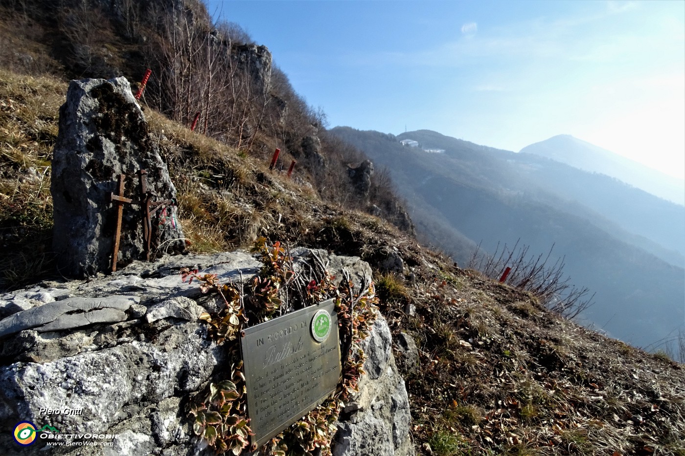 22 Al Passo Pertulena ...a ricordo con vista in Monte Tesoro.JPG